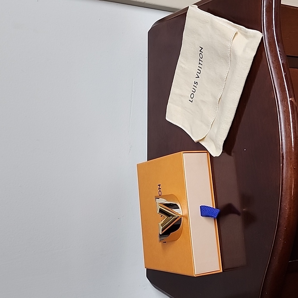 Louis Vuitton Essential V limited edition employee cuff bracelet - Picture 2 of 15
